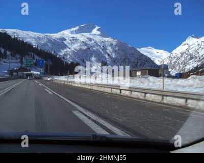 San Bernardino, Schweiz, 28. Februar 2019 unterwegs mit viel Schnee in den schweizer Bergen Stockfoto