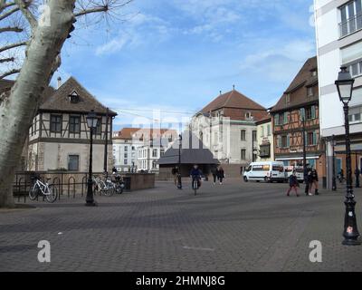 Colmar, Frankreich, 6. März, 2019 Menschen laufen über einen kleinen Ort in der Stadt Stockfoto