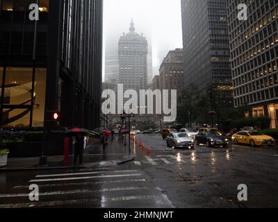 Bild der Park Avenue an einem regnerischen und nebligen Tag. Im Hintergrund ist auch das Helmsley-Gebäude zu sehen. Stockfoto