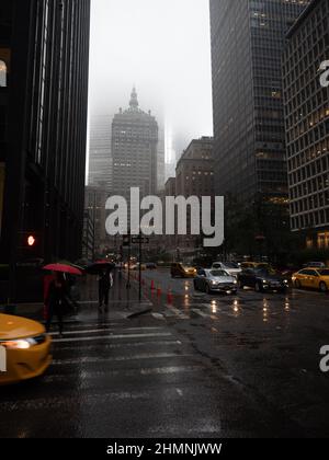 Bild der Park Avenue an einem regnerischen und nebligen Tag. Im Hintergrund ist auch das Helmsley-Gebäude zu sehen. Stockfoto