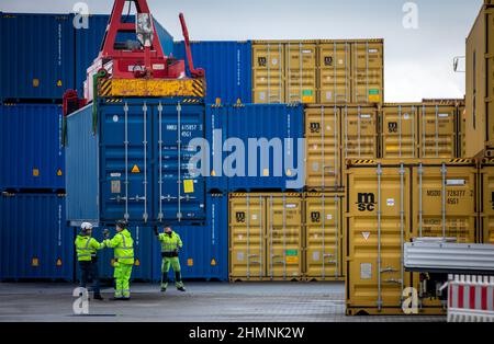 Mukran, Deutschland. 11th. Februar 2022. Im Hafen von Mukran wird nach der Ankunft des ersten Schiffes einer neuen "Seidenstraße"-Verbindung zwischen China und Deutschland ein Container entladen. Die Container aus dem chinesischen Wuhan decken einen Teil der Strecke auf dem Wasser ab und werden auf der Insel Rügen wieder auf Schienenfahrzeuge verladen. Quelle: Jens Büttner/dpa-Zentralbild/dpa/Alamy Live News Stockfoto