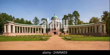 Archangelskoje, Region Moskau, Russland - 18. Mai 2021: Tempelbestattung (Kolonnade) im Hof Archangelskoje, Region Moskau, Russland Stockfoto