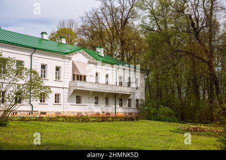 Yasnaya Polyana, Region Tula, Russland - 15. Mai 2021: Haus des Schriftstellers Leo Tolstoi und seiner Familie. State Museum-Reserve Yasnaya Polyana Estate Stockfoto