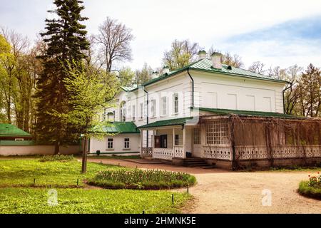 Yasnaya Polyana, Region Tula, Russland - 15. Mai 2021: Haus des Schriftstellers Leo Tolstoi und seiner Familie. State Museum-Reserve Yasnaya Polyana Estate Stockfoto