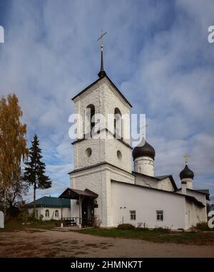 Alte Kirche des 16th. Jahrhunderts des heiligen Nikolaus des Wundertäters auf einer Insel im Fluss Welikaya in der Stadt Ostrov, Pskow-Region, Russland Stockfoto