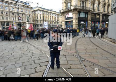 Mailand, Lombardei, Italien. 11th. Februar 2022. Tausende von Schülern gingen auf die Straße, um den Bildungsminister und die italienische Regierung zu fragen, die schriftlichen Prüfungen in der Abiturprüfung 2022 zu beseitigen und gegen wechselnde Schularbeiten. Sie verkündeten auch einen nationalen Schulstreik für die nächsten Tage.der örtliche Polizeibeamte beobachtet die Demonstranten. (Bild: © Ervin Shulku/ZUMA Press Wire) Stockfoto