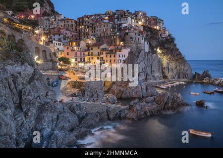 Manarola, auf einem hohen Felsen 70 Meter über dem Meeresspiegel erbaut, ist eines der charmantesten und romantischsten Dörfer der Cinque Terre. Stockfoto