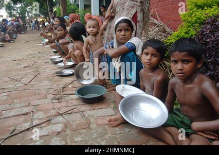 Dhaka, Bangladesch - 10. August 2007: Vom Hochwasser betroffene Menschen in Bangladesch warten im Saver of Dhaka auf Nahrung. Stockfoto