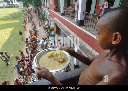 Dhaka, Bangladesch - 10. August 2007: Vom Hochwasser betroffene Menschen in Bangladesch warten im Saver of Dhaka auf Nahrung. Stockfoto