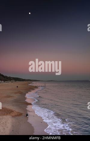 Boscombe Beach Blue Hour Sonnenuntergang im Winter 2022, Bournemouth, Dorset, England, Großbritannien Stockfoto