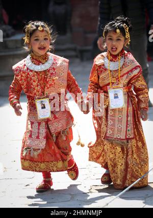 Kathmandu, Bagmati, Nepal. 11th. Februar 2022. Kleine Mädchen aus der Gemeinde Newar kommen am 11. Februar 2022 zur Bel Bibaha- oder IHI-Zeremonie in Kathmandu, Nepal. Bel Bibaha, oder IHI, ist eine Hochzeitszeremonie in der Newar-Gemeinde in Nepal, bei der vorpubertär-Mädchen zur Bael-Frucht (Holzapfel) „hergebracht“ werden. Mädchen aus der Gemeinde Newar werden dreimal in ihrem Leben mit der Bael-Frucht und der Sonne verheiratet, bevor sie einen Menschen heiraten. (Bild: © Sunil Sharma/ZUMA Press Wire) Stockfoto