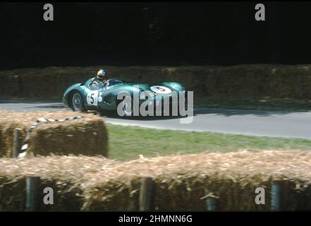 Der 1959 Aston Martin DBR1 Sportfahrer beim Goodwood Festival of Speed 2003 in Aktion. Stockfoto