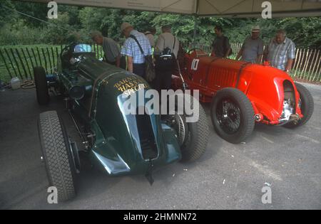 Die Barnato-Hassan und Birkin-Einsitzer-Bentleys vergleichen Brooklands Rennerinnerungen im Paddock beim Goodwood Festival of Speed 2003. Stockfoto