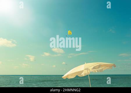 Sonnenschirm vor dem Hintergrund des Meeres. Stockfoto