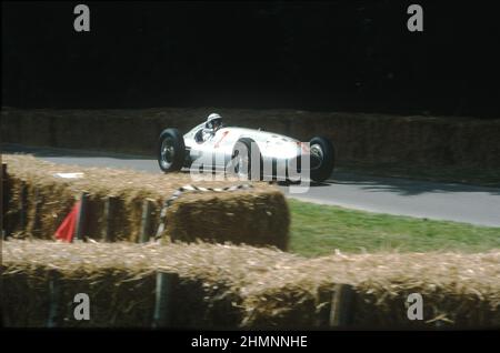 John Surtees fährt den Mercedes W154 Grand Prix 1937 auf dem Goodwood Festival of Speed 2003. Stockfoto