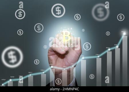 Bitcoin Finance Web Money Konzept. Man drücken Bitcoin Symbol in virtuellen Bildschirm, Werte Grafik Stockfoto