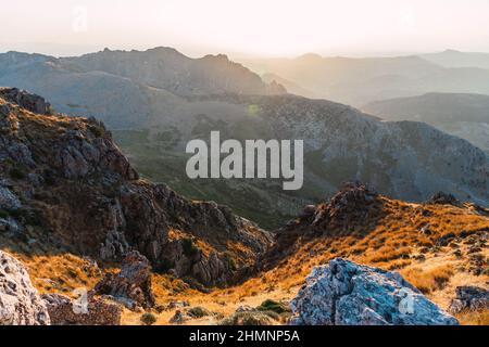 Felsige Berge bei Sonnenuntergang in den subbetischen Bergen in Cordoba, Spanien Stockfoto