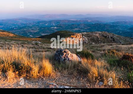 Berg mit Vegetation und felsigem Boden bei Sonnenuntergang in den Subbetischen Bergen in Cordoba, Spanien Stockfoto