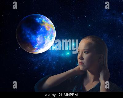 Junges Mädchen auf dem Hintergrund des Sternenhimmels und Planeten - abstrakte Illustration Stockfoto