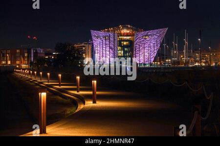 Nachtzeit Im Titanic Center, Belfast Stockfoto