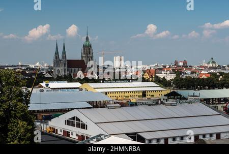 München, Bayern - Deutschland - 07 29 2018: Bauarbeiter arbeiten im Sommer auf dem Oktoberfest-Gelände Stockfoto