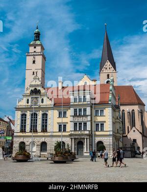 Ingolstadt, Bayern - Deutschland - 07 27 2018: Touristen und Einheimische laufen am Altstädter Ring und Rathaus herum Stockfoto