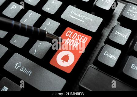 Inspiration mit Schild geschlossen Jetzt. Das Wort, das über ein Unternehmen geschrieben wurde, das den Handel vor allem für einen kurzen Zeitraum eingestellt hat Abstract Typing New Antivirus Stockfoto