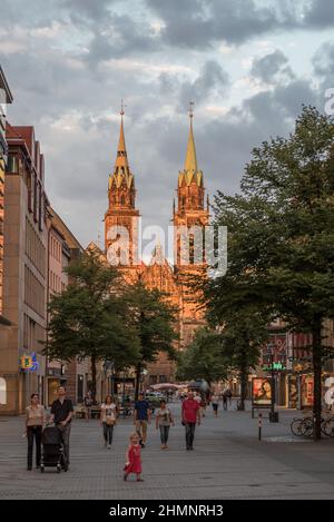 Neurenberg, Bayern - Deutschland - 07 26 2018: Touristen und Familien in den Straßen der Altstadt mit den Zwillingstürmen der St.-Lorenz-Kirche in Th Stockfoto