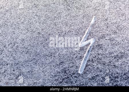 Schwarzer Ruß aus dem Kesselraum auf weißem Schnee. Natürlicher Hintergrund. Schnee gemischt mit Kohleroß, schlechte Ökologie. Umweltverschmutzung Stockfoto