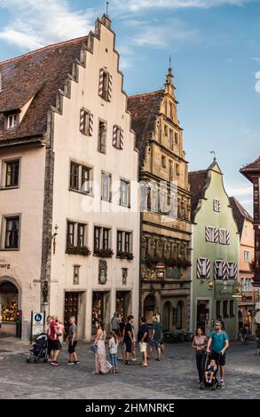 Rothenburg ob der Tauber, Bayern - Deutschland - 08 08 2018: Touristen wandern auf dem Marktplatz in der Altstadt Stockfoto