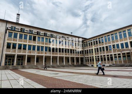 Ulm, Bayern - Deutschland - 08 07 2018: Geschäftsmann beim Spaziergang über einen renovierten rechteckigen Platz im Stadtzentrum Stockfoto