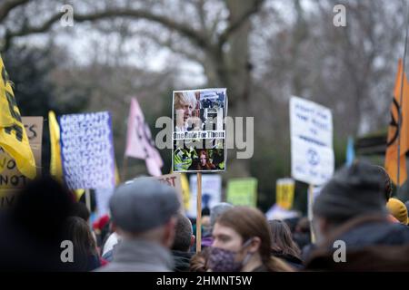 Die Teilnehmer versammeln sich und marschieren während einer Kundgebung gegen das Gesetz von Polizei, Verbrechen, Verurteilung und Gerichten im Zentrum von London. Stockfoto