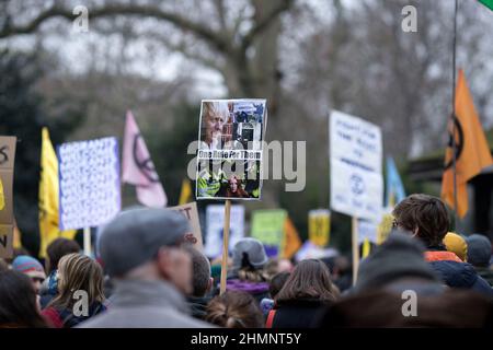 Die Teilnehmer versammeln sich und marschieren während einer Kundgebung gegen das Gesetz von Polizei, Verbrechen, Verurteilung und Gerichten im Zentrum von London. Stockfoto