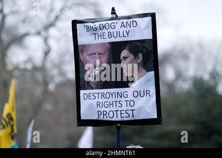 Die Teilnehmer versammeln sich und marschieren während einer Kundgebung gegen das Gesetz von Polizei, Verbrechen, Verurteilung und Gerichten im Zentrum von London. Stockfoto