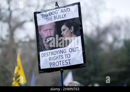 Die Teilnehmer versammeln sich und marschieren während einer Kundgebung gegen das Gesetz von Polizei, Verbrechen, Verurteilung und Gerichten im Zentrum von London. Stockfoto