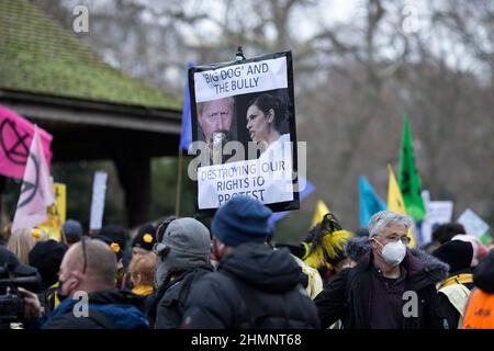 Die Teilnehmer versammeln sich und marschieren während einer Kundgebung gegen das Gesetz von Polizei, Verbrechen, Verurteilung und Gerichten im Zentrum von London. Stockfoto