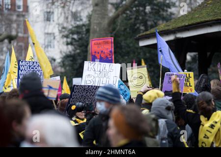 Die Teilnehmer versammeln sich und marschieren während einer Kundgebung gegen das Gesetz von Polizei, Verbrechen, Verurteilung und Gerichten im Zentrum von London. Stockfoto