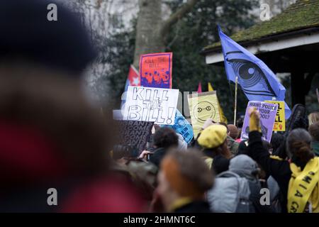 Die Teilnehmer versammeln sich und marschieren während einer Kundgebung gegen das Gesetz von Polizei, Verbrechen, Verurteilung und Gerichten im Zentrum von London. Stockfoto