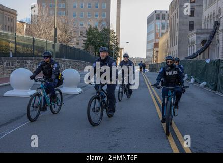 RICHMOND, VA – 17. Januar 2021: Polizeibeamte werden in der Nähe des Hauptstadtplatzes von Richmond gesehen. Stockfoto