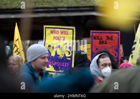 Die Teilnehmer versammeln sich und marschieren während einer Kundgebung gegen das Gesetz von Polizei, Verbrechen, Verurteilung und Gerichten im Zentrum von London. Stockfoto