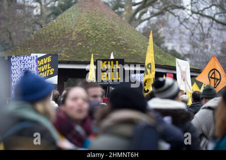 Die Teilnehmer versammeln sich und marschieren während einer Kundgebung gegen das Gesetz von Polizei, Verbrechen, Verurteilung und Gerichten im Zentrum von London. Stockfoto