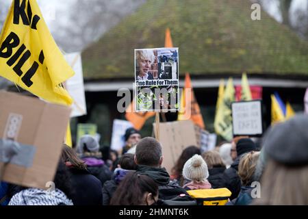 Die Teilnehmer versammeln sich und marschieren während einer Kundgebung gegen das Gesetz von Polizei, Verbrechen, Verurteilung und Gerichten im Zentrum von London. Stockfoto