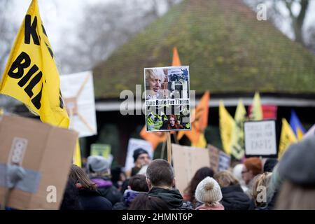 Die Teilnehmer versammeln sich und marschieren während einer Kundgebung gegen das Gesetz von Polizei, Verbrechen, Verurteilung und Gerichten im Zentrum von London. Stockfoto