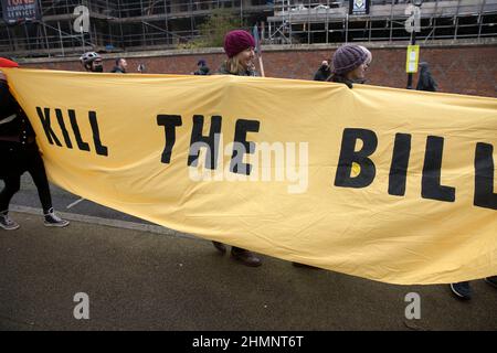 Die Teilnehmer versammeln sich und marschieren während einer Kundgebung gegen das Gesetz von Polizei, Verbrechen, Verurteilung und Gerichten im Zentrum von London. Stockfoto