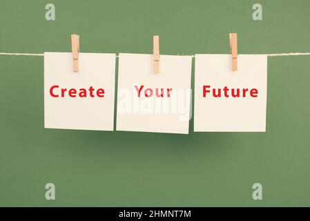 Die Worte Create you future sind auf Papier geschrieben, zukunftsweisend, Strategie planen, einem Traum folgen, Motivationskonzept Stockfoto