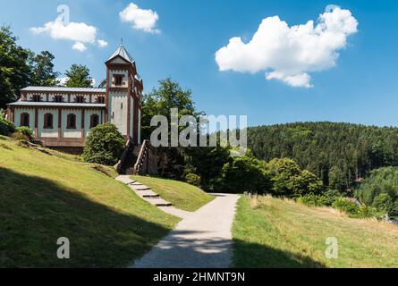 Mespelbrunn, Bayern - Deutschland -07 25 2018:die Schaben in den grünen Hügeln mit einem Wanderweg an einem heißen Sommertag Stockfoto