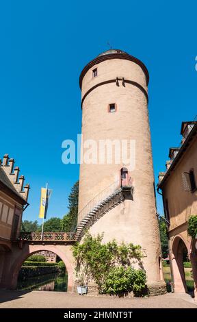 Mespelbrunn, Bayern - Deutschland - 07 25 2018:der Burgturm und der Innenhof an einem heißen Sommertag gegen den blauen Himmel Stockfoto