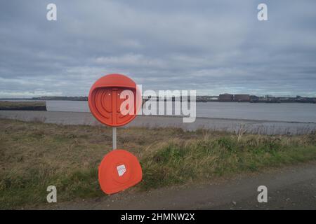 Das Risiko, ertrinkende Personen zu retten, da der Diebstahl von Schwimmhilfen oder Rettungsring leere Schutzbehälter nicht in der Lage ist, den Notfall zu unterstützen Stockfoto