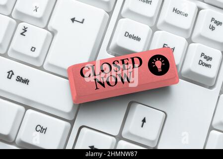 Inspiration mit Schild geschlossen Jetzt. Wort für ein Unternehmen, das den Handel eingestellt hat, insbesondere für einen kurzen Zeitraum, indem es die Download-Verlaufsdateien erneut eingibt Stockfoto