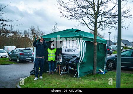 Frankreich. 10th. Februar 2022. Inspiriert von den kanadischen Protesten traf sich der französische „Freiheitskonvoi“ (Convoi de la Liberte) am 11th. Februar in mehreren Städten Frankreichs, um mit einem eigenen Fahrzeug gegen die Einschränkungen des Coronavirus in Paris zu protestieren. Aufgenommen in Rennes und Chateaubourg, Frankreich, am 11. Februar 2022. Foto von Alexis Coulon/ABACAPRESS.COM Quelle: Abaca Press/Alamy Live News Stockfoto